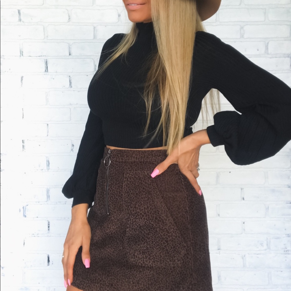 mock neck long balloon sleeve crop top black M